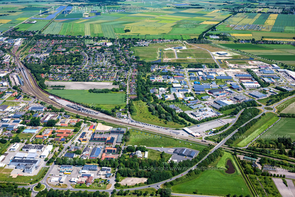 Niebüll_Bahnhof_Autoverladung_Syltzug_ELS_3746210625 | NIEBüLL 13.08.2025 Gleisverlauf und Bahn -Betriebsgebäude in Niebüll im Bundesland Schleswig-Holstein, Deutschland. Autoverladung für den " Sylt- Shuttle " der DB Fernverkehr AG und RDC AUTOZUG Sylt GmbH als Betreiber der Verbindung " Blauer Autozug Sylt ". // Track layout and railway operations building in Niebuell in the state Schleswig-Holstein, Germany. Foto: Martin Elsen