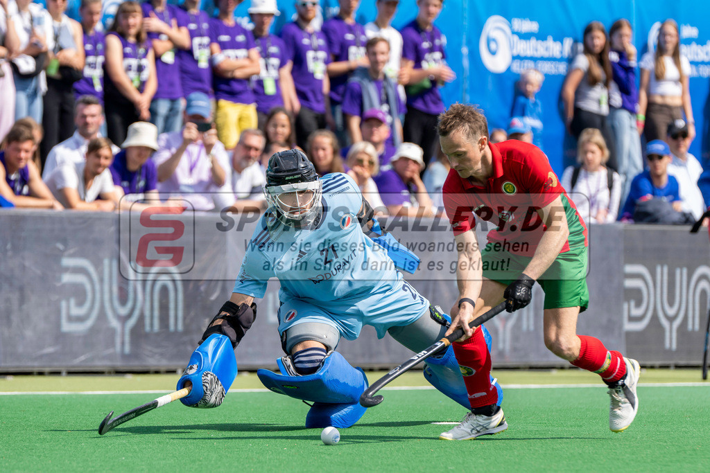 Final4_20240519-1548-0055 | Bonn, Deutschland, 19.05.2024: Hugo Inglis (Hamburger Polo Club), Adrian Rafi (Mannheimer HC) in Aktion waehrend des Spiels der Deutsche Feldhockey-Meisterschaften 2024 zwischen Final 4 Herren Finale Mannheimer HC - Hamburger Polo Club im Bonner THV am 19.05.2024 in Bonn, Deutschland. (Foto von Stephan Fehrmann)

Bonn, Germany, 19.05.2024: Hugo Inglis (Hamburger Polo Club), Adrian Rafi (Mannheimer HC) in action during the game of Deutsche Feldhockey-Meisterschaften 2024 between Final 4 Herren Finale Mannheimer HC - Hamburger Polo Club in Bonner THV at 19.05.2024 in Bonn, Deutschland. (Foto from Stephan Fehrmann)