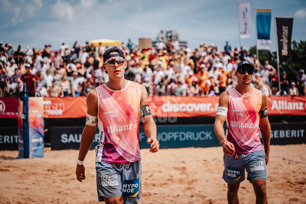Beachvolleyball | Männer | Allianz German Beach Tour 2025 | Tourstop München | 05.07.2025 | v.l. Laurenc Grössig und Mathias Seiser