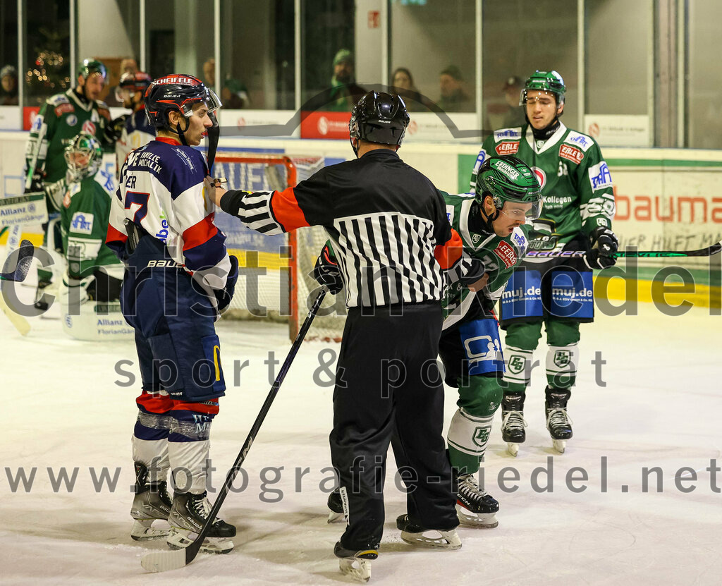 2024-01-05_071_TSV_Erding_gegen_VfE_Ulm-Neu-Ulm | Erding, Deutschland, 05.01.2024:
Eishockey, Bayernliga Vorrunde 2023 / 2024, 22. Spieltag, TSV Erding gegen VfE Ulm/Neu-Ulm, Endergebnis: 7:6

Valentin Der (VfE Ulm/Neu-Ulm e. V., #27), Leon Abstreiter (Erding Gladiators, #72)

Foto: Christian Riedel / fotografie-riedel.net