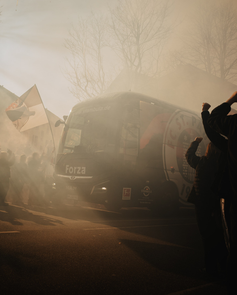 HV004138 | Der offizielle Shop für FC St. Pauli Fotos. Wähle aus Spielszenen & Fanmomenten dein FCSP Wunschformat. Wir liefern Millerntor-Atmosphäre.