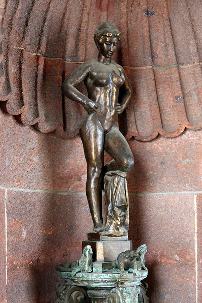 Bildlexikon Leipzig - Brunnen Badendes Mädchen | Das Team hinter BILDLEXIKON LEIPZIG bündelt historische wie aktuelle Informationen über die Stadt Leipzig in Text und Bild auf einer Plattform und stellt diese der interessierten Öffentlichkeit zur Verfügung.
