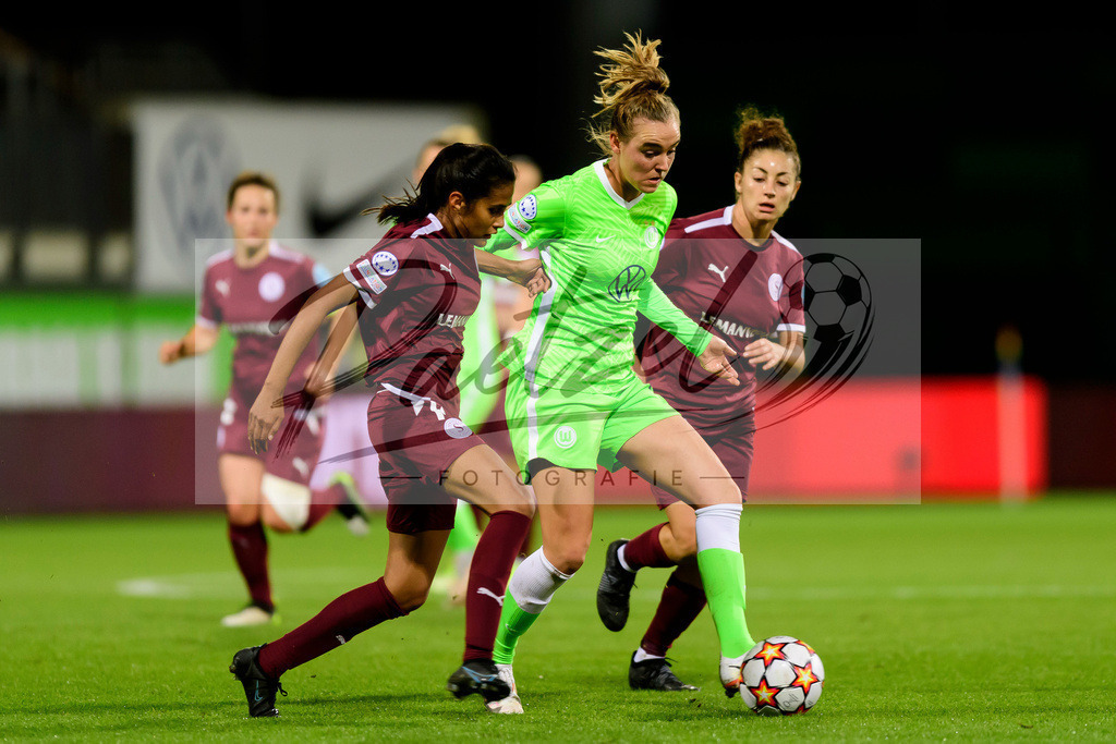 WOBSER20211013_020 | Fussball, Frauen: Nathalia Spaelti (Servette FCCF) und Jill Roord (VfL Wolfsburg) im Zweikampf beim Spiel der UEFA Women´s Champions League zwischen VfL Wolfsburg und Servette FC im AOK-Stadion am 13.10.2021 in Wolfsburg, Deutschland. - Realisiert mit Pictrs.com