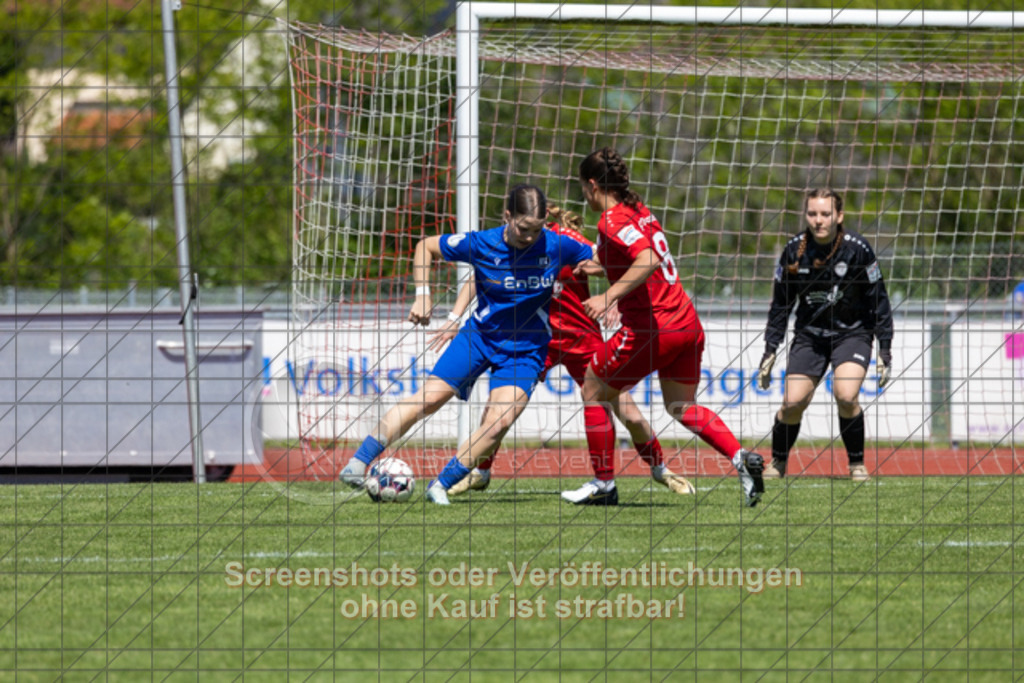 20250510_143639_0537 | #,1.FC Donzdorf (rot) vs. Karlsruher SC (blau), Fussball, EnBW-Oberliga B -Juniorinnen, 23. Spieltag, Saison 2024/2025, Rasenplatz, Lautertal Stadion, Süßener Straße 16, 73072 Donzdorf, 10.05.2025 - 14:00 Uhr,Foto: PhotoPeet-Sportfotografie/Peter Harich