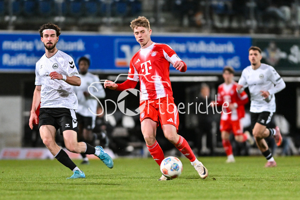 SV Wacker Burghausen - FC Bayern Amateure | BURGHAUSEN, GERMANY - 01. APRIL: im Duell Moritz BANGERTER (Wacker Burghausen 17) und Anton HEINZ (FC Bayern München II 9) während dem Match zwischen dem SV Wacker Burghausen und den Amateuren des FC Bayern München am 26. Spieltag der Regionalliga Bayern im Flatbuy Stadion