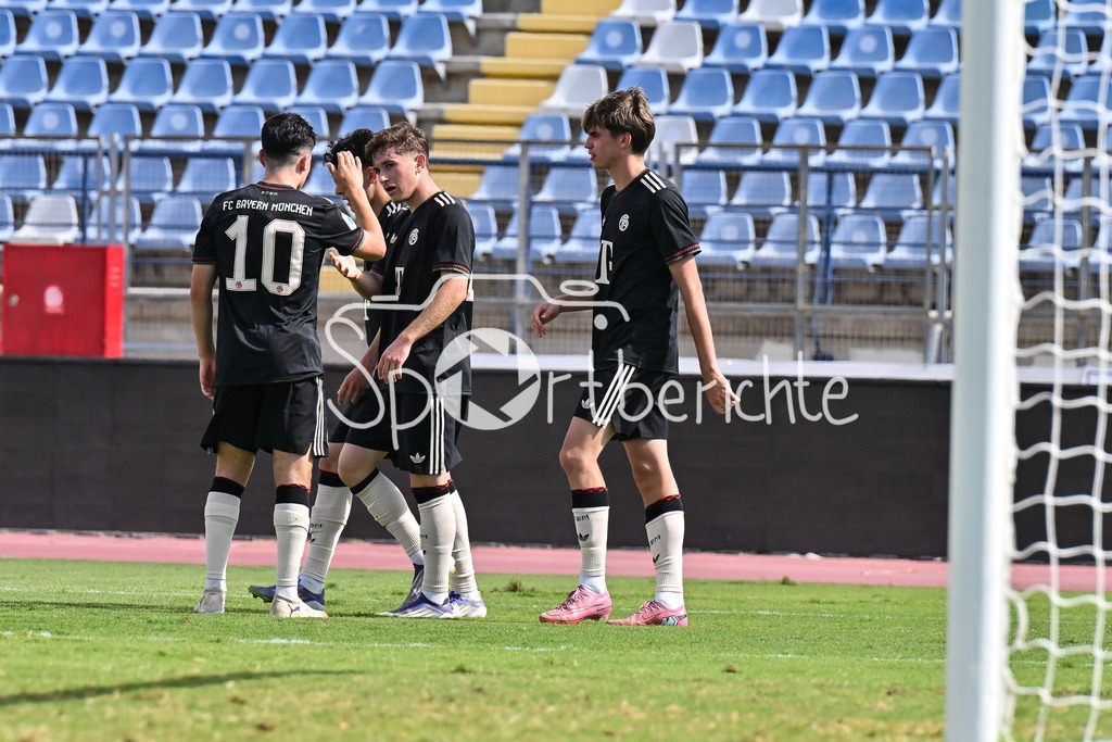 Papohs FC U19 - FC Bayern München U19 | Jubel der Bayern nach dem Treffer zum 0-1 durch Guido DELLA ROVERE (FCB #9) / Tor / Torschuetze / Freude / Happy / UEFA Youth League: Paphos FC U19 - FC Bayern München U19; Stelios Kyriakides Stadium am 30.09.2025