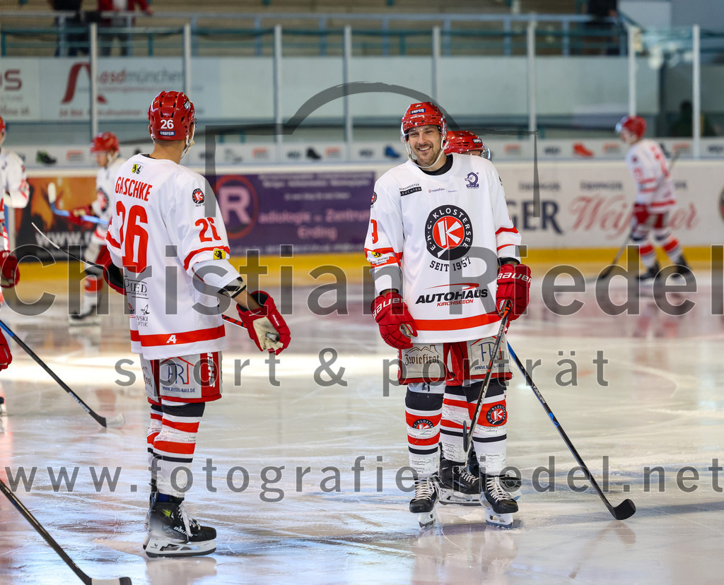 2023-09-10_011_TSV_Erding_gegen_EHC_Klostersee | Erding, Deutschland, 10.09.2023:
Eishockey, Bayernliga 2023 / 2024, Testspiel, TSV Erding gegen EHC Klostersee, Endergebnis: 10:1

Florian Gaschke (EHC Klostersee, #26), Matthias Baumhackl (EHC Klostersee, #19)

Foto: Christian Riedel / fotografie-riedel.net