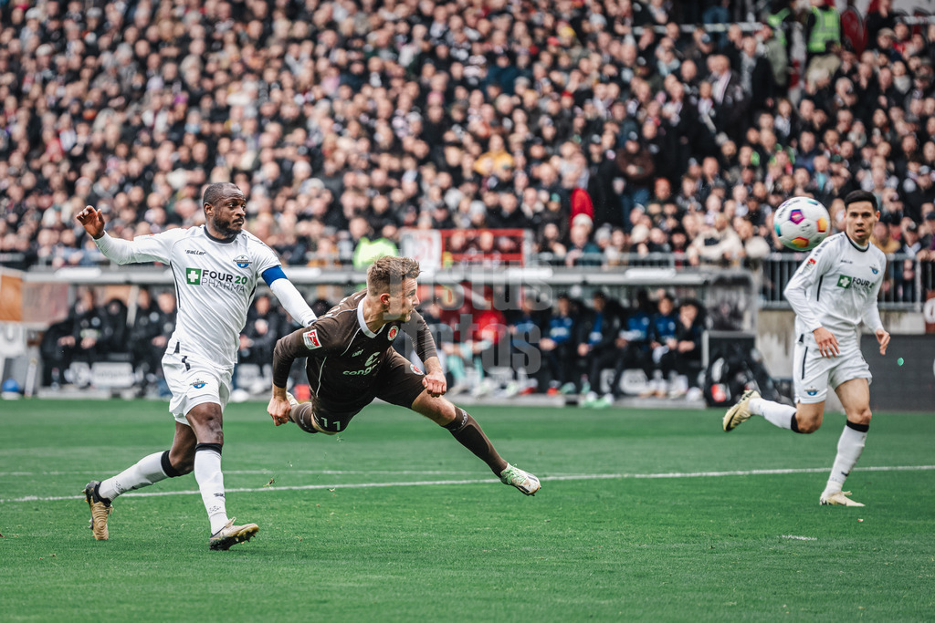 Fußball | Männer | Saison 2023/2024 | 2. Fußball-Bundesliga | 27. Spieltag | FC St. Pauli vs. SC Paderborn 07 | 31.03.2024 | Johannes Eggestein (#11, FC St. Pauli) mit einem Kopfball