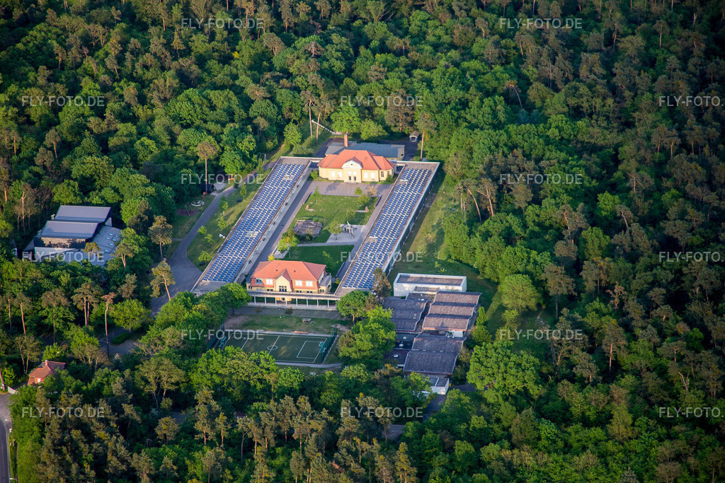 Schulgebäude der Eugen-Neter-Schule im Wald von Ortsteil Blumenau | Luftbild: Schulgebäude der Eugen-Neter-Schule im Wald von Ortsteil Blumenau im Ortsteil Sandhofen in Mannheim im Bundesland Baden-Württemberg in Deutschland. Foto: IMG_088277.jpg vom 09.05.2016 durch Werner Riehm/FLY-FOTO.de - Realisiert mit Pictrs.com
