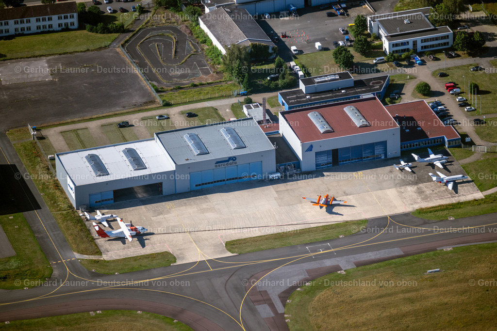 4034896 | BRAUNSCHWEIG 31.07.2020 Hangar- Anlagen und Flugzeughallen zur Luftfahrzeugwartung am Flughafen im Ortsteil Kralenriede in Braunschweig im Bundesland Niedersachsen, Deutschland. // Hangar equipment and aircraft hangars for aircraft maintenance on airport in the district Kralenriede in Brunswick in the state Lower Saxony, Germany. Foto: Gerhard Launer