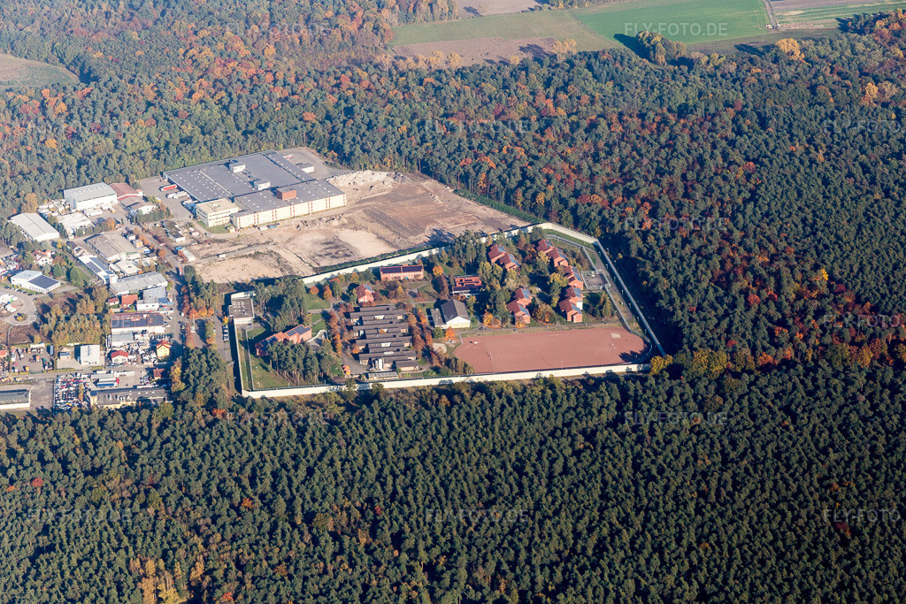 Luftbild: Gefängnis- Gelände und Sicherheitsumzäunung der Justizvollzugsanstalt Justizvollzugsanstalt Jugendstrafanstalt Schifferstadt in Schifferstadt im Bundesland Rheinland-Pfalz in Deutschland. Foto: IMG_095373.jpg vom 30.10.2016 durch Werner Riehm/FLY-FOTO.de