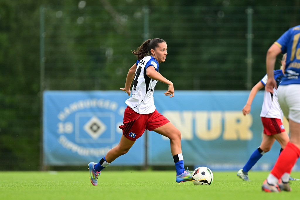 Fußball I Frauen I Saison 2025-2026 I Testspiel I Hamburger SV - Holstein Kiel | Nahaufnahme, Einzelfoto, Freisteller, Portrait, Porträt, Einzelbild, Einzelfoto, Körper: Almudena Sierra (24, Hamburger SV)  - Realisiert mit Pictrs.com