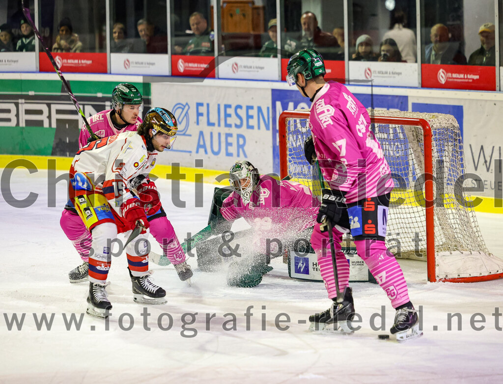 2025-10-24_068_TSV_Erding_gegen_Deggendorfer_SC | Erding, Deutschland, 24.10.2025:Eishockey, Oberliga Süd 2025 / 2026, 11. Spieltag, TSV Erding gegen Deggendorfer SC, Endergebnis: 2:4Jesse Kauhanen (Erding Gladiators, #4), Julian Elsberger (Deggendorfer SC, #19), Torwart Leon Meder (Erding Gladiators, #39), Elia Ostwald (Erding Gladiators, #17)Foto: Christian Riedel / fotografie-riedel.net