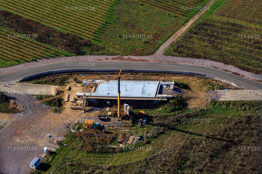 Brücken-Baustelle für die B38 Ortsumgehung | Luftbild: Brücken-Baustelle für die B38 Ortsumgehung in Impflingen im Bundesland Rheinland-Pfalz in Deutschland. Foto: IMG_104341.jpg vom 31.10.2017 durch Werner Riehm/FLY-FOTO.de - Realisiert mit Pictrs.com