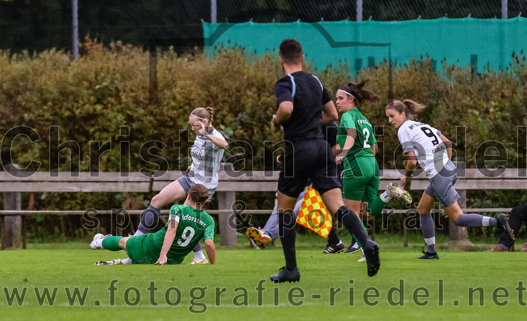 2023-10-07_007_FC_Forstern_gegen_TSV_Schwaben_Augsburg | Forstern, Deutschland, 07.10.2023:
Fußball, Frauen Bayernliga 2023 / 2024, 6. Spieltag, FC Forstern gegen TSV Schwaben Augsburg, Endergebnis: 1:6

Franziska Stimmer (FC Forstern, #9), Annalena Knöferl (TSV Schwaben Augsburg, #10), Lena Greimel (FC Forstern, #2), Sarah Höbel (TSV Schwaben Augsburg, #9)

Foto: Christian Riedel / fotografie-riedel.net
