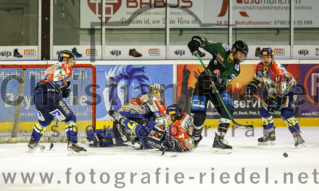 2022-12-09_076_TSV_Erding_gegen_EHC_Waldkraiburg | Erding, Deutschland, 09.12.2022:
Eishockey, Bayernliga 2022 / 2023, 19. Spieltag, TSV Erding gegen EHC Waldkraiburg, Endergebnis: 9:2

Torwart Kevin Yeingst (EHC Waldkraiburg, #80), Simon Franz (Erding Gladiators, #4), Philipp Seifert (EHC Waldkraiburg, #96)

Foto: Christian Riedel / fotografie-riedel.net