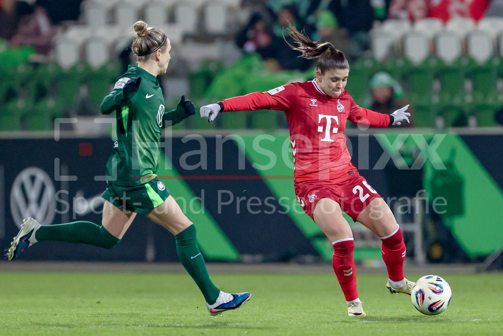 Fussball, Google Pixel Frauen-Bundesliga, VfL Wolfsburg - 1. FC Köln | v.li.: Svenja Huth (VfL Wolfsburg, 10) und Martyna Wiankowska (1. FC Köln, 26) im Zweikampf, Duell, Dynamik, Aktion, Action, Spielszene, DIE DFB-RICHTLINIEN UNTERSAGEN JEGLICHE NUTZUNG VON FOTOS ALS SEQUENZBILDER UND/ODER VIDEOÄHNLICHE FOTOSTRECKEN. DFB REGULATIONS PROHIBIT ANY USE OF PHOTOGRAPHS AS IMAGE SEQUENCES AND/OR QUASI-VIDEO.