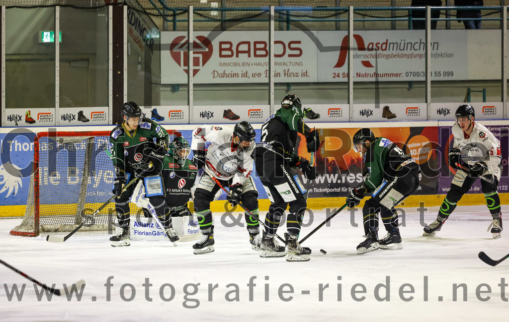 2022-11-06_076_TSV_Erding_gegen_EHC_Koenigsbrunn | Erding, Deutschland, 06.11.2022:
Eishockey, Bayernliga 2022 / 2023, 11. Spieltag, TSV Erding gegen EHC Königsbrunn, Endergebnis: 1:7

Torwart Thomas Hingel (Erding Gladiators, #33), Tim Bullnheimer (EHC Königsbrunn, #8), Florian Zimmermann (Erding Gladiators, #5),Sebastian Busch (Erding Gladiators, #11)

Foto: Christian Riedel / fotografie-riedel.net