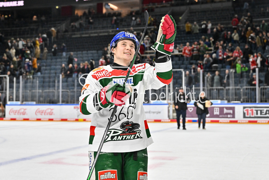 Kölner Haie - Augsburger Panther | die Panther bedanken sich bei den mitgereisten Fans nach dem Auswaertssieg in Koeln und feier zusammen den Sieg / DEL: Koelner Haie - Augsburger Panther, Lanxess Arena am 05.01.2025 / Florian ELIAS (Augsburger Panther #67)