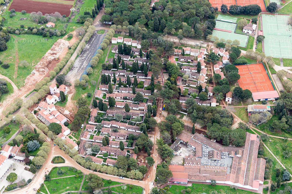 Aerial view: View of the town in Polari in the state Gespanschaft Istrien, Croatia. – Photo: IMG_105991.jpg taken on 04/13/2018 by Werner Riehm/FLY-FOTO.com – Resolution of the original: 5472 x 3648 px