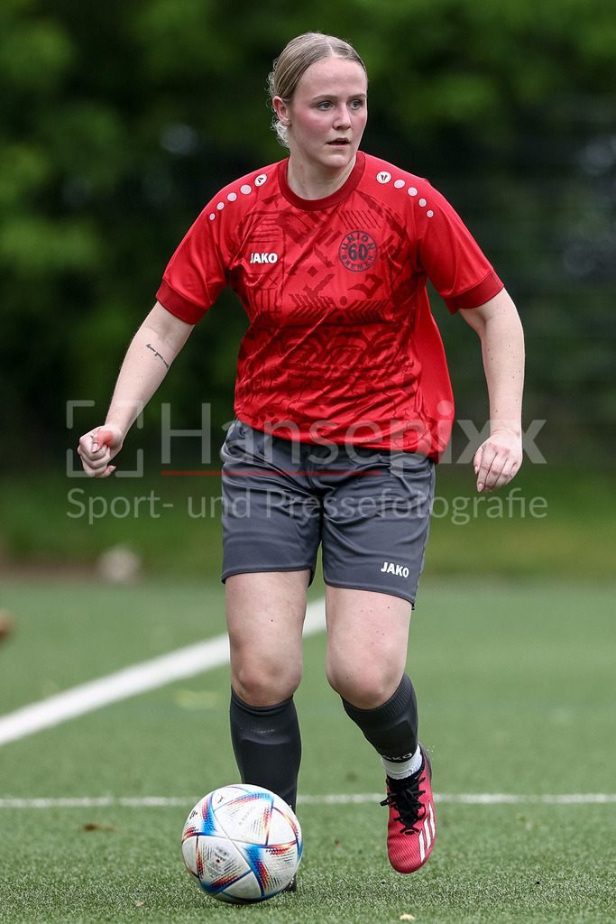Fussball, Aufstiegsrunde Regionalliga Nord Frauen, FC Union 60 - SC Victoria Hamburg | Marei Meyer (FC Union 60 Bremen, 18) am Ball, Freisteller, Einzelbild, Ganzkörper, Aktion, Action, Spielszene