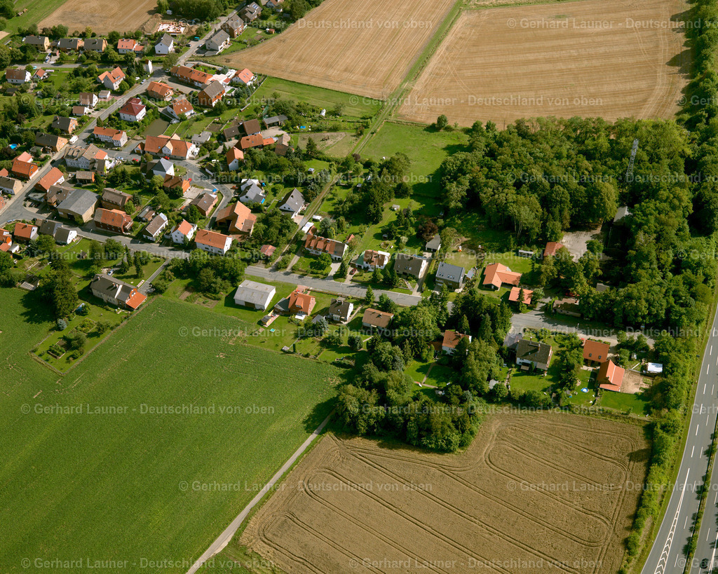 2638771 | ENGERODE 23.08.2006 Landwirtschaftliche Nutzflächen und Feldgrenzen  umsäumen das Siedlungsgebiet des Dorfes in Engerode im Bundesland Niedersachsen, Deutschland // Agricultural land and field boundaries surround the settlement area of the village  in Engerode in the state Lower Saxony, Germany Foto: Gerhard Launer