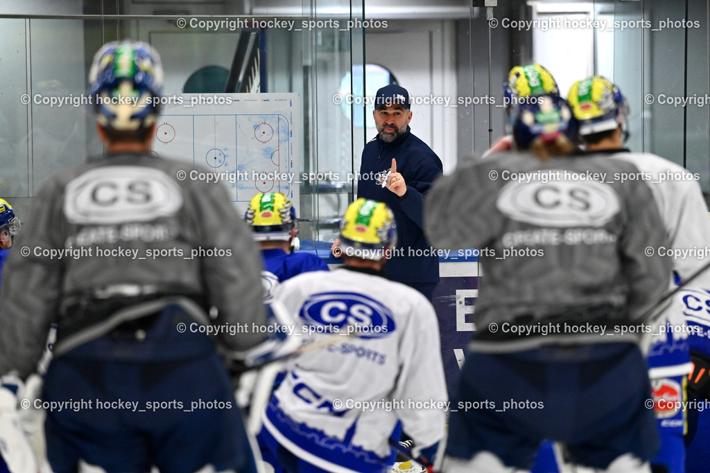 Eistrainig EC VSV mit Headcoach Pierre Allard | Eistrainig EC VSV mit Headcoach Pierre Allard, 1. Eistrainig EC VSV mit Headcoach Pierre Allard am 02.12.2025 in Villach (Stadthalle Villach), Austria, (Photo by Bernd Stefan)