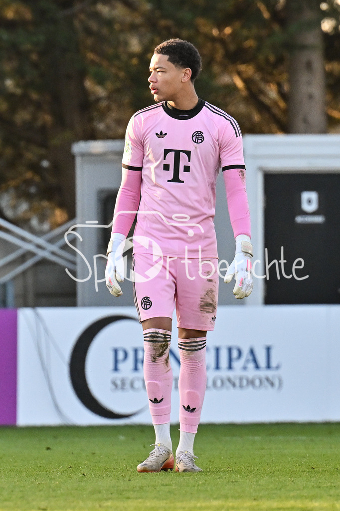 Arsenal London U19 - FC Bayern München U19 | BOREHAMWOOD, ENGLAND - 26. NOVEMBER: Im Bild Leonard PRESCOTT (FC Bayern München U19 1) / Einzelfoto / Freisteller beim Ligaspiel zwischen der U19 von Arsenal London und der U19 des FC Bayern München am 5. Spieltag der UEFA Youth League im Meadow Park am 26.11.2025