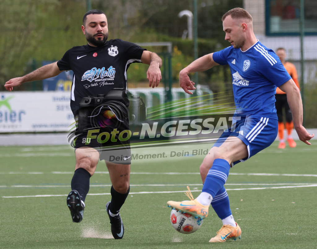 SV Enger-Westerenger - TSV Löhne | Auf dem Bild zu sehen: blau SV Enger-Westerenger: Marlon Meyer ; schwarz TSV Löhne: Emre NikbaySV Enger-Westerenger, TSV Löhne, Saison 25/26, Kreisliga A, Enger, Deutschland - Realisiert mit Pictrs.com