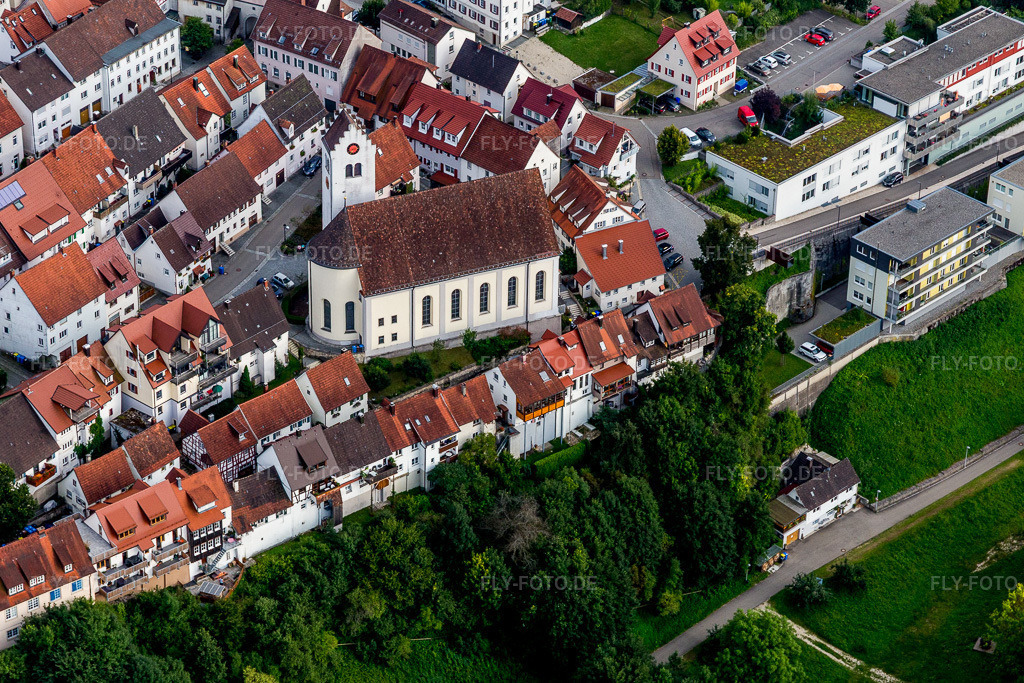 Luftbild: Kirchengebäude im Altstadt- Zentrum der Innenstadt in Mühlheim an der Donau im Bundesland Baden-Württemberg in Deutschland. Foto: IMG_102725.jpg vom 25.08.2017 durch Werner Riehm/FLY-FOTO.de