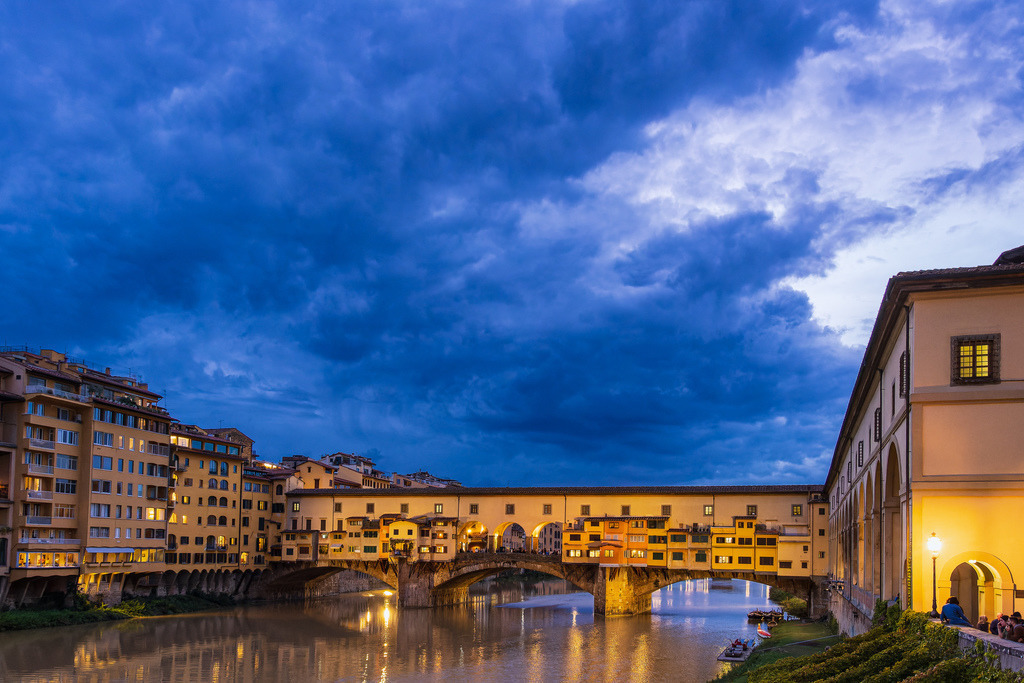 Blick auf die Brücke Ponte Vecchio in Florenz, Italien | Blick auf die Brücke Ponte Vecchio in Florenz, Italien.