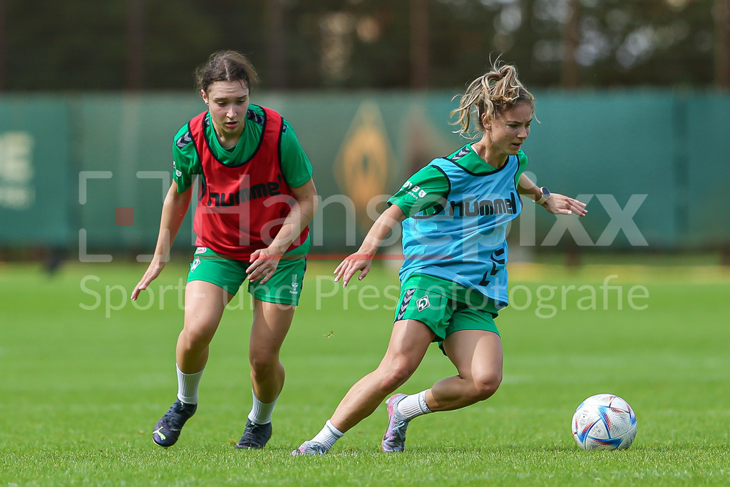 Fussball, Google Pixel Frauen-Bundesliga, Training SV Werder Bremen | v.li.: Sophie Weidauer (SV Werder Bremen, 9) und Michelle Weiß (SV Werder Bremen, 8) im Zweikampf, Duell, Dynamik, Aktion, Action