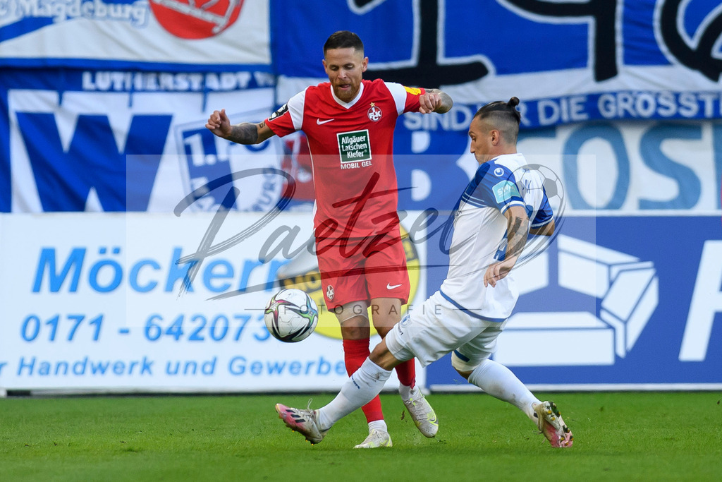 FCMFCK20210904_156 | Fussball, Herren: Mike Wunderlich (1. FC Kaiserslautern) und Barıs Atik (1. FC Magdeburg) im Zweikampf beim Spiel der 3. Liga zwischen 1. FC Magdeburg und 1. FC Kaiserslautern in der MDCC-Arena am 04.09.2021 in Magdeburg, Deutschland.DFB / DFL REGULATIONS PROHIBIT ANY USE OF PHOTOGRAPHS AS IMAGE SEQUENCES AND/OR QUASI-VIDEO. - Realisiert mit Pictrs.com
