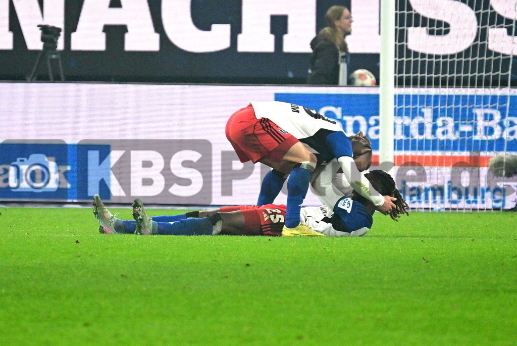 KBS Picture_HSV-WerderBremen_027 | Spielende Sieg und Jubel v.l. Muheim Miro (HSV) und Torunarigha Jordan (HSV) ,Sportplatz :  Volksparkstadion, - Realisiert mit Pictrs.com