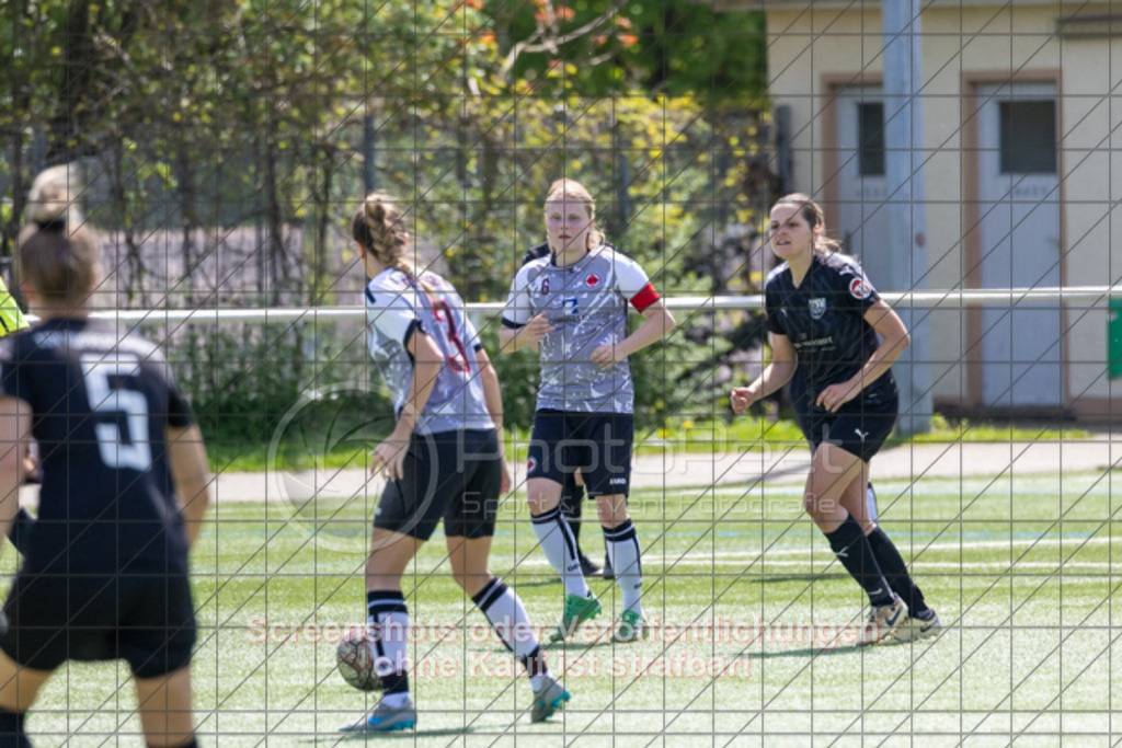 20250427_123452_0530 | #,1.Göppinger SV (weiß) vs. TSV Ruppertshofen (schwarz), Fußball, Frauen-Regionenliga 3 - Bezirk WfV, 21. Spieltag, Saison 2024/2025, Kunstrasenplatz Nord, Hohenstaufenstr. 116, 73033 Göppingen, 27.04.2025 - 11:00 Uhr,Foto: PhotoPeet-Sportfotografie/Peter Harich