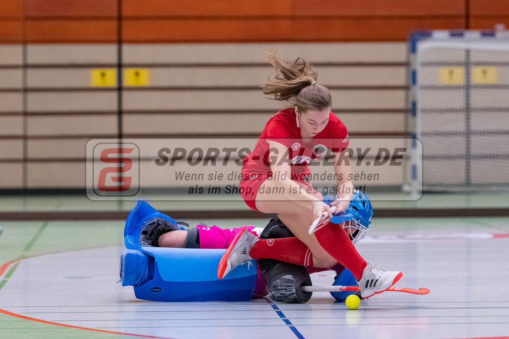 HK_20230114_102910 | 1. Bundesliga ( Halle ) Damen Crefelder HTC - RTHC Leverkusen am 14.1.2023 Crefelder HTC  ( CHTC ) Halle Glockenspitz , Krefeld , Hamacher Leni ( Crefelder HTC #26 ) , Svea Rose Torhüterin ( RTHC Leverkusen #2 )