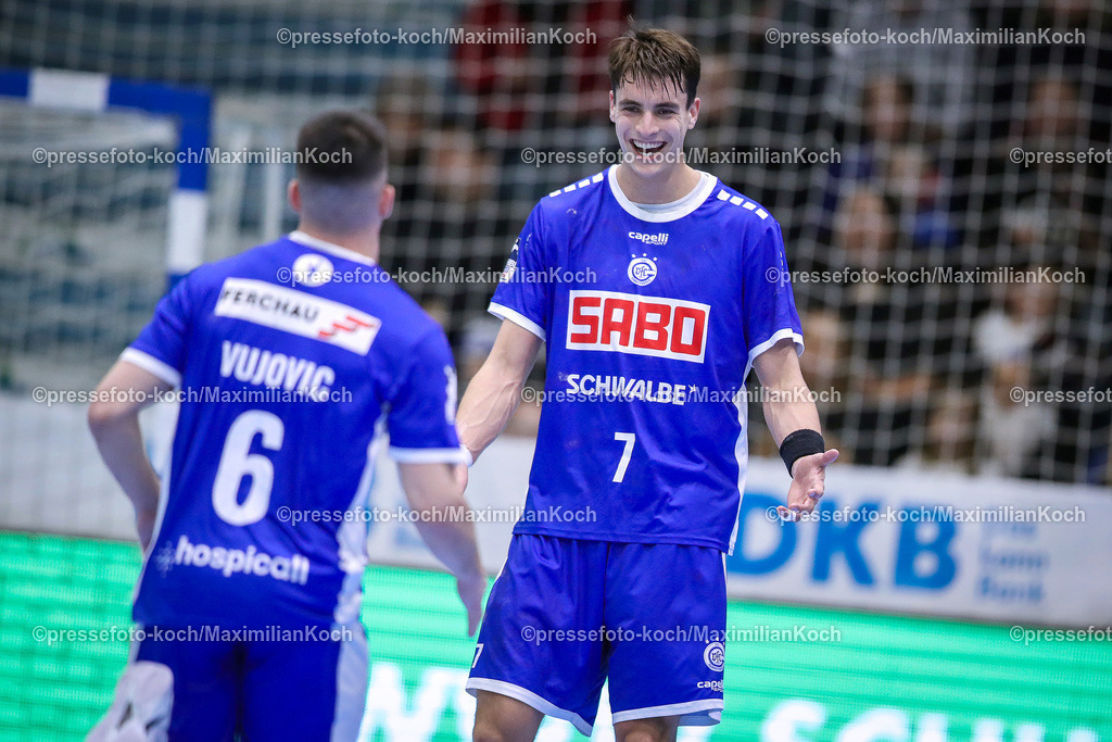Gum1HBL19022401050 | 19.02.2024, Gummersbach, Handball, Liqui Moly Bundesliga, Schwalbe-Arena, VfL Gummersbach - SC DHfK Leipzig: Julian Köster (VfL Gummersbach) freut sich zusammen mit Milos Vujovic (VfL Gummersbach) über den Sieg.