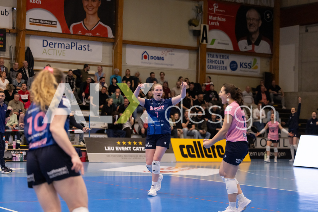 Volleyball I Frauen I Saison 2025-2026 I Volleyball NLA | Women I 1/2 Finals I  VC Kanti Schaffhausen - Sm'Aesch Pfeffingen I 18.03.2026 | 1 Jody Larson (USA) (Sm'Aesch Pfeffingen) – Außenangriff - Realisiert mit Pictrs.com