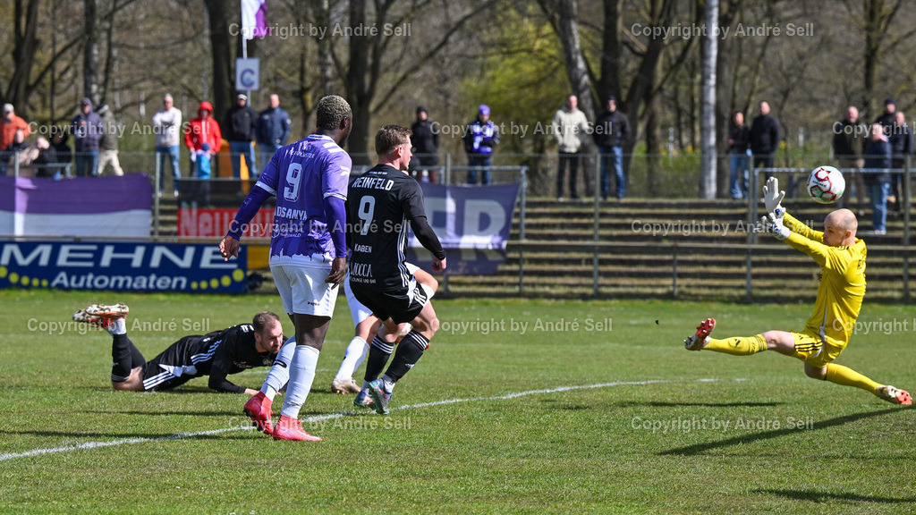 VfR Neumünster (lila) vs SV Preußen 09 Reinfeld (schwarz) | Kastriot Alija (VfR #19 verdeckt, trifft hier zum 1-0) vs Daniel Marco (Reinfeld #1) / Fußball-Oberliga Männer 2025/2026 / VfR Neumünster (lila) vs SV Preußen 09 Reinfeld (schwarz) / Grümmi-Arena / Neumünster / 06.04.26 - Realisiert mit Pictrs.com