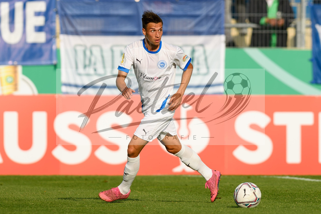 LOTKSC20210809_105 | Fussball, Herren: Tyson Richter (Sportfreunde Lotte) in Aktion, am Ball, Einzelaktion beim Spiel der 1. Runde im DFB-Pokal zwischen SF Lotte und Karlsruher SC im Stadion am Lotter Kreuz am 09.08.2021 in Lotte, Deutschland.DFB / DFL REGULATIONS PROHIBIT ANY USE OF PHOTOGRAPHS AS IMAGE SEQUENCES AND/OR QUASI-VIDEO. - Realisiert mit Pictrs.com