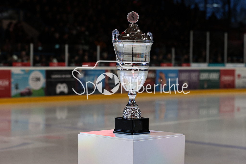 EHC Königsbrunn - TEV Miesbach | Das Objekt der Begierde / Der Poakl fuer den Bayernliga Meister der Saison 2022/2023 wird vor der Partie praesentiert / Pokal / Meister / Bayernliga