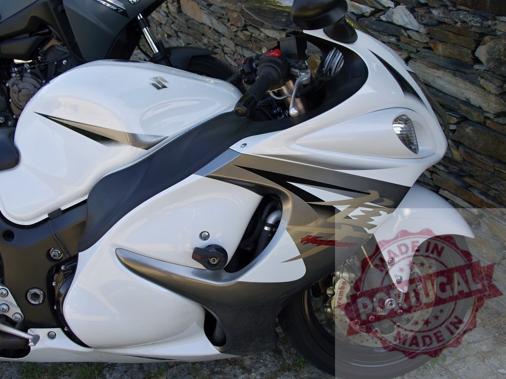 White and gray Suzuki Hayabusa sport motorcycle parked near stone wall | Close-up of a white and gray Suzuki Hayabusa motorcycle parked near a stone wall, showcasing its sporty design and powerful presence - Realisiert mit Pictrs.com