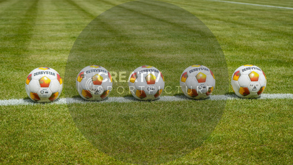 Fußball, Herren, Saison 2024/2025, Finaltag der Amateure 2025, Landespokal Brandenburg, Finale, VfB 1921 Krieschow vs. RSV Eintracht 1949, Samstag 24.05.2025, Volksparkstadion Neuruppin, | Fußball, Herren, Saison 2024/2025, Finaltag der Amateure 2025, Landespokal Brandenburg, Finale, VfB 1921 Krieschow vs. RSV Eintracht 1949, Samstag 24.05.2025, Volksparkstadion Neuruppin, Im Bild: Die Spielbälle in der Sonderedition für 10 Jahre Finaltag der Amateure - Realisiert mit Pictrs.com