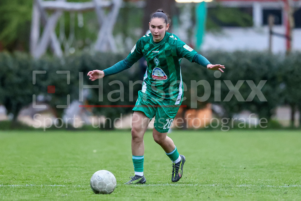 Fussball, Testspiel Frauen, ATS Buntentor - SV Werder Bremen | v.li.: Amani Mahmoud (SV Werder Bremen, 20) am Ball, Freisteller, Einzelbild, Ganzkörper, Aktion, Action, Spielszene