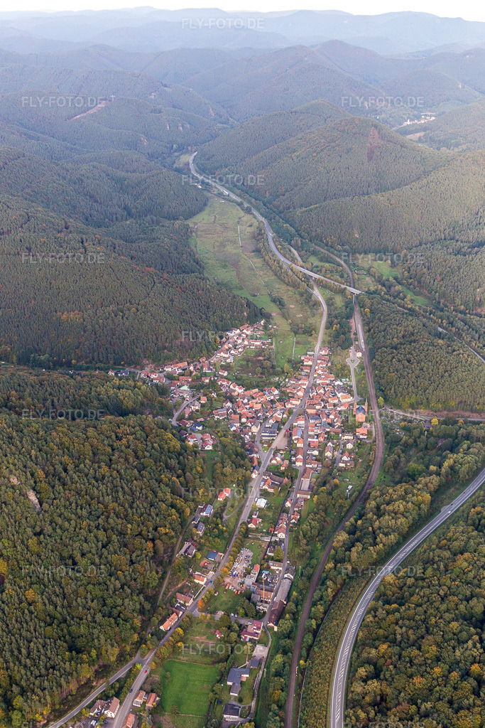 Luftbild: landwirtschaftlichen Feldern und Nutzflächen in Wilgartswiesen im Bundesland Rheinland-Pfalz in Deutschland. Foto: IMG_103798.jpg vom 01.10.2017 durch Werner Riehm/FLY-FOTO.de