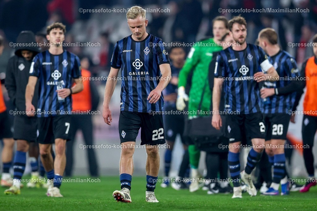 RWE04032601124 | 2026.03.04, Fußball, 3.Liga Herren, Rot-Weiss Essen -  SV Waldhof Mannheim, Stadion Hafenstraße, 27.Spieltag, Saison 2025 / 2026: Enttäuschte Gesichter nach der 0:1 Niederlage der Mannheimer. Janne Sietan (Waldhof Mannheim #22) blickt enttäuscht Enttäuschung nach Unten DFB regulations prohibit any use of photographs as image sequences and or quasi-video.