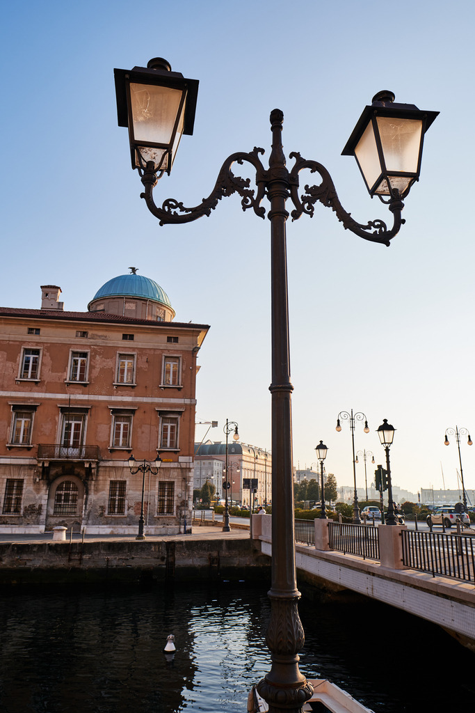 Canal Grande di Trieste im Abendlicht | Triest, Austria - March 10, 2022: Canal Grande di Trieste; Blick auf den Kanal im Abendlicht. - Realisiert mit Pictrs.com