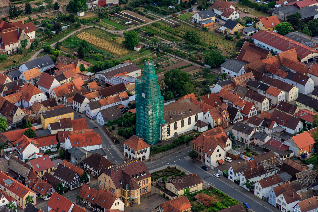 Luftbild: katholische Kirche eingerüstet von Leidner GmbH Gerüstbau, Landau in Ottersheim bei Landau im Bundesland Rheinland-Pfalz in Deutschland. Foto: IMG_083693.jpg vom 24.07.2015 durch Werner Riehm/FLY-FOTO.de