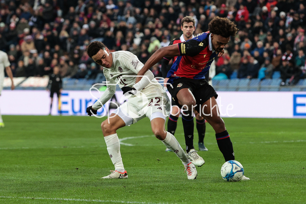 FC Basel - FC Bayern München | Jamal MUSIALA (FCB #42) im Duell mit Renato VEIGA (Basel #40) / Zweikampf