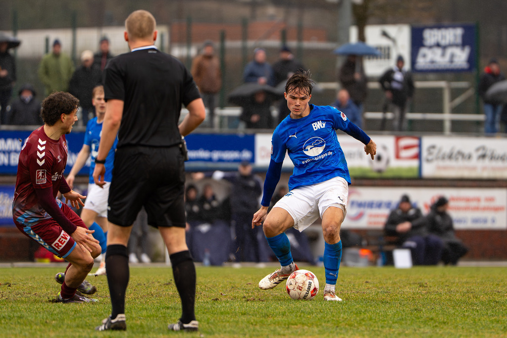Fußball I Herren I Saison 2025-2026 I Regionalliga Nord I 23. Spieltag I TuS Blau-Weiß Lohne - SC Weiche Flensburg 08 I 0615 | Niklas Tepe (25, TuS BW Lohne) - Realisiert mit Pictrs.com